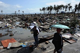 台風30号で壊滅的被害を受けたフィリピン・レイテ島タクロバンの沿岸地域=10日【写真提供・<a href=
