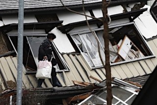 地震で倒壊した家屋から荷物を持ち出す住民=23日午前10時58分、長野県白馬村【提供:時事通信社】