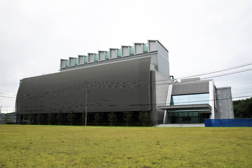 白河データセンター1号棟（右側は管理棟）